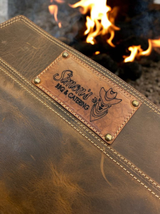Ročno izdelan moški usnjeni predpasnik iz premium usnja z gravuro imena. Popolno unikatno darilo za žar mojstre in abrahama. Narejeno v SLO.