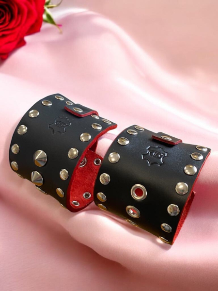 Unique leather bracelet with nets